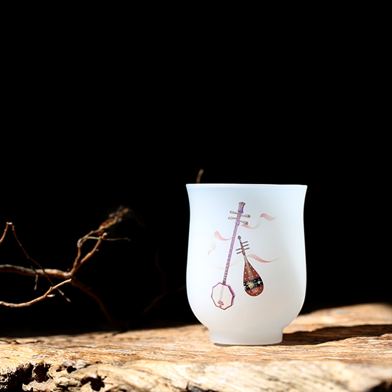 品茶聞香，白玉琉璃杯