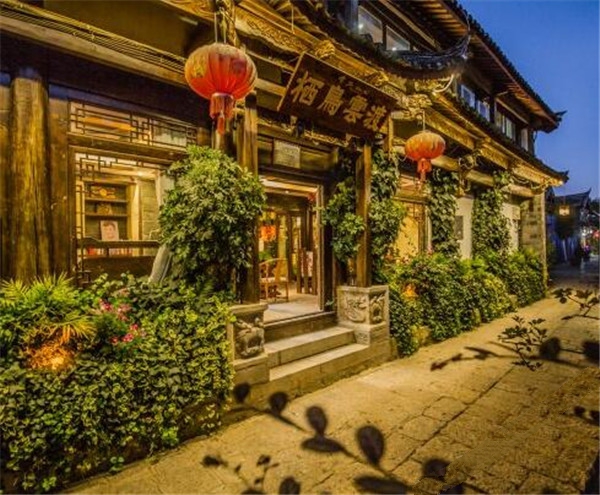 大理『云渡客?！? src="/shige/d/file/bigpic/190404/04/5-1F42GA121.jpg" / data-yR4H="lmzWhC"></p>
<p data-S88V="YQI11l">
	　　電影中那堵寫上耿浩和小雨名字的墻已經(jīng)不在了，夜色酒吧也是當(dāng)時(shí)拍電影臨時(shí)搭起來的，沒有電影里嘈雜混亂。還記得這個(gè)劇中這個(gè)樓梯么?隱藏在龍龕碼頭的云渡客棧連招牌都沒有，不易找到，車子好不容易才拐進(jìn)去。這里非常安靜，是休憩發(fā)呆得好地方。</p>
<p style="text-align: center;" data-V7Kt="uoGpj4">
	<img alt=