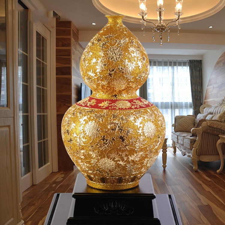 青花葫蘆漆線(xiàn)雕金瓶