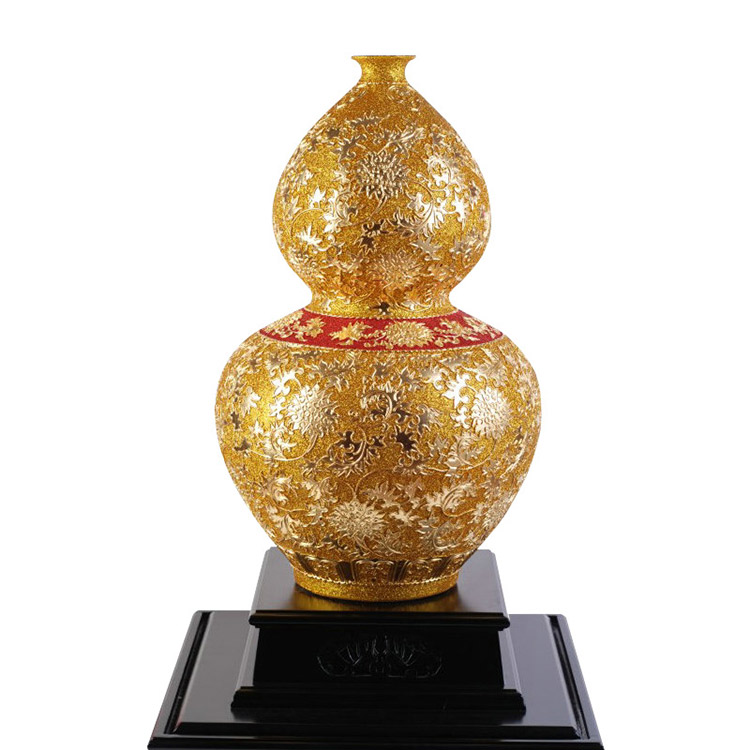 青花葫蘆漆線(xiàn)雕金瓶