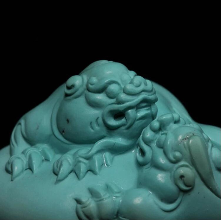 原礦綠松石雕件掛墜：雙獸爭(zhēng)輝