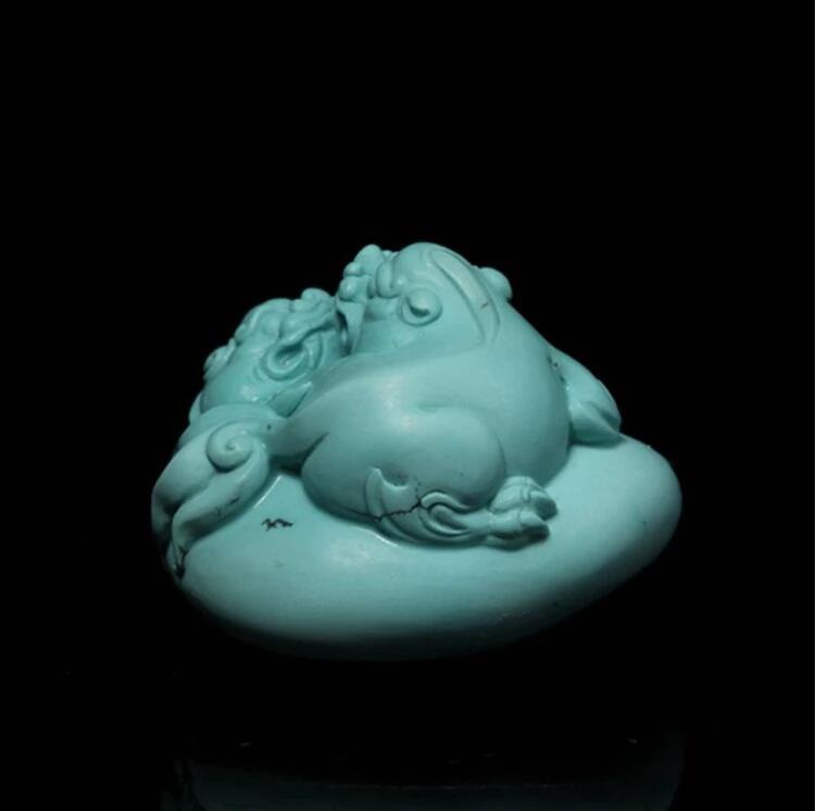 原礦綠松石雕件掛墜：雙獸爭(zhēng)輝