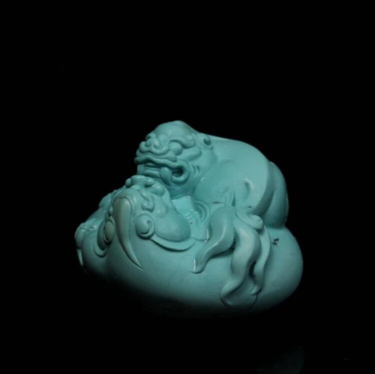 原礦綠松石雕件掛墜：雙獸爭(zhēng)輝