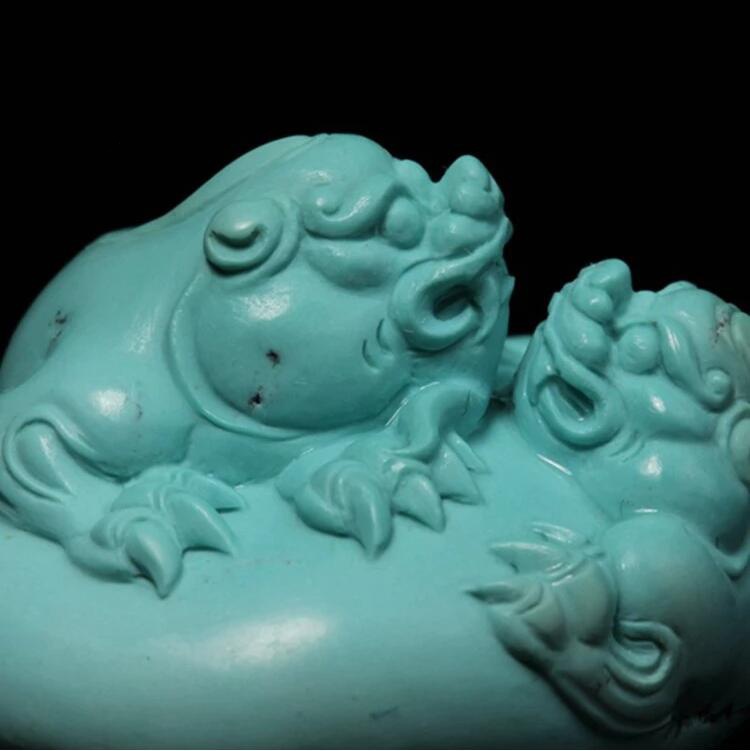 原礦綠松石雕件掛墜：雙獸爭(zhēng)輝