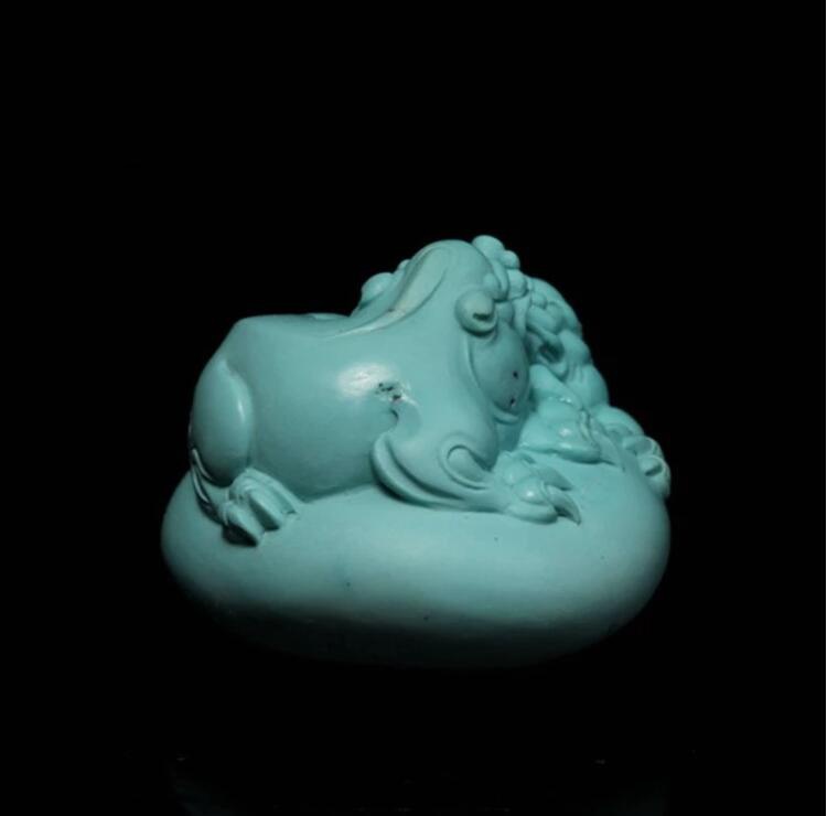 原礦綠松石雕件掛墜：雙獸爭(zhēng)輝