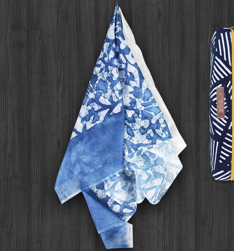 藍印花布真絲漸變?nèi)緡? src="/shige/d/file/bigpic/190404/04/6-1F323153459.jpg" / data-h5jK="VE7TAH"><br / data-74t4="YZQ4aZ">
	<img alt=