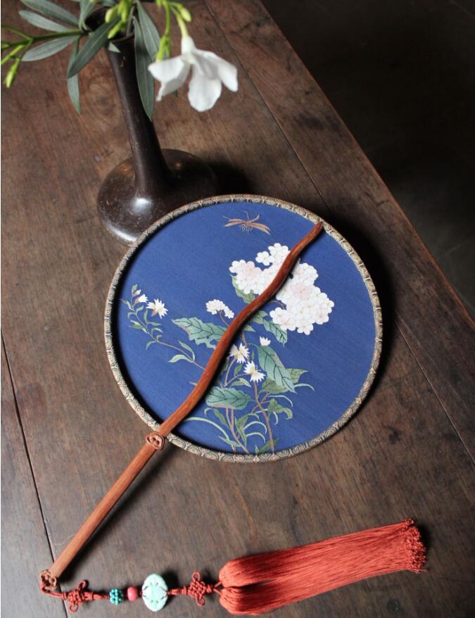 福連文苑藍(lán)底繡球花緙絲團(tuán)扇