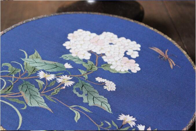 福連文苑藍(lán)底繡球花緙絲團(tuán)扇