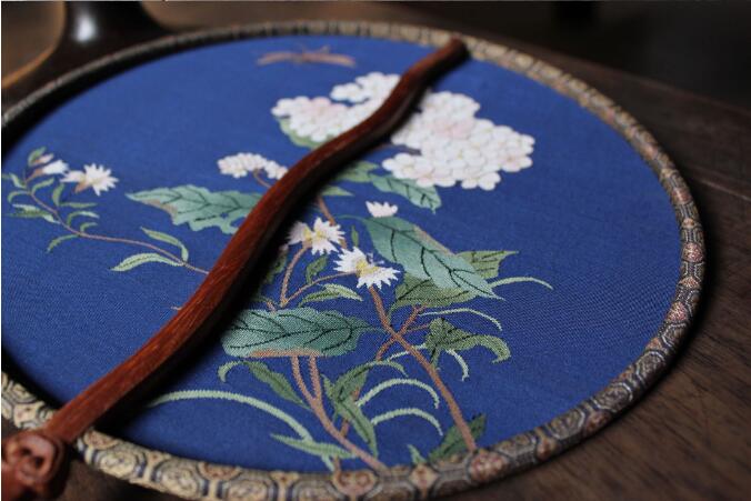 福連文苑藍(lán)底繡球花緙絲團(tuán)扇