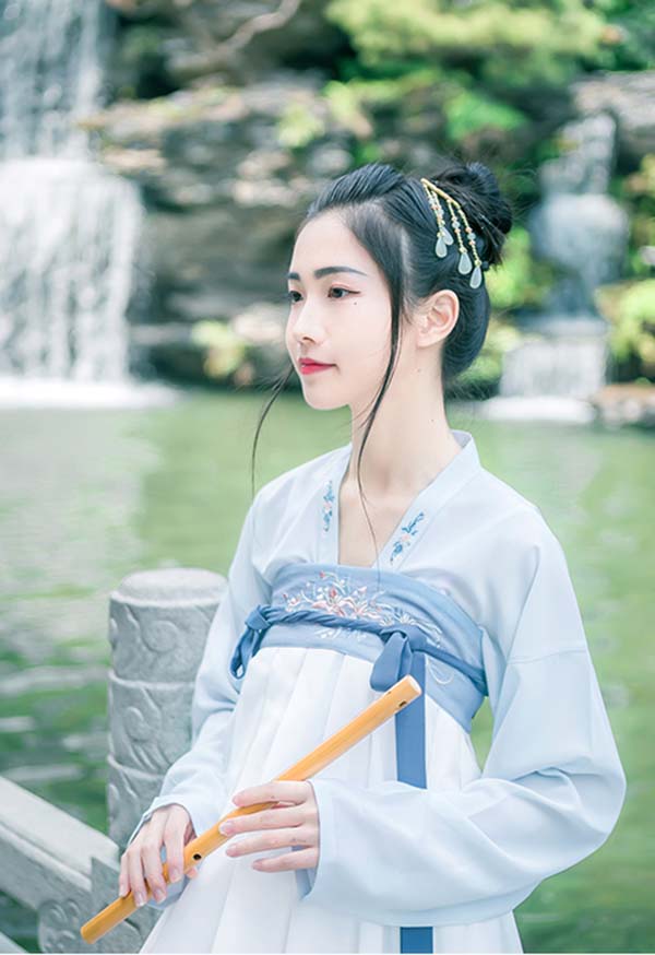 白藍(lán)淡雅唐制高腰繡花齊胸襦裙