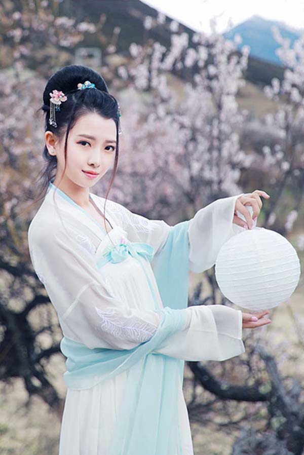 大擺繡花齊胸襦裙，漢服