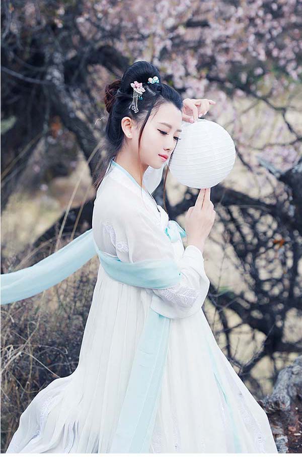 大擺繡花齊胸襦裙，漢服