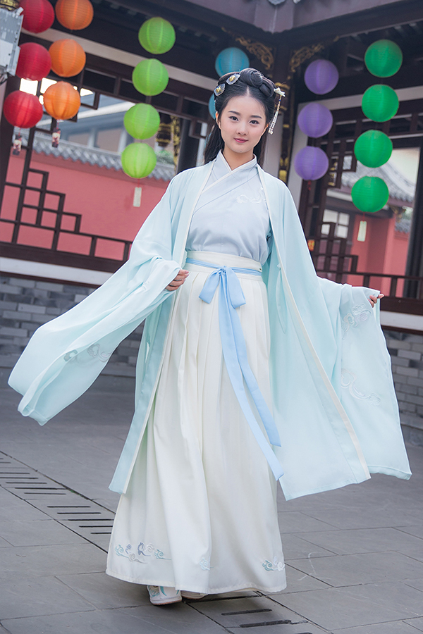 傳統(tǒng)漢服 繡花大袖衫搭齊胸交領襦裙