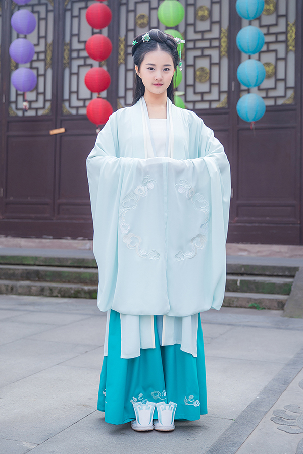 傳統(tǒng)漢服 繡花大袖衫搭齊胸交領襦裙