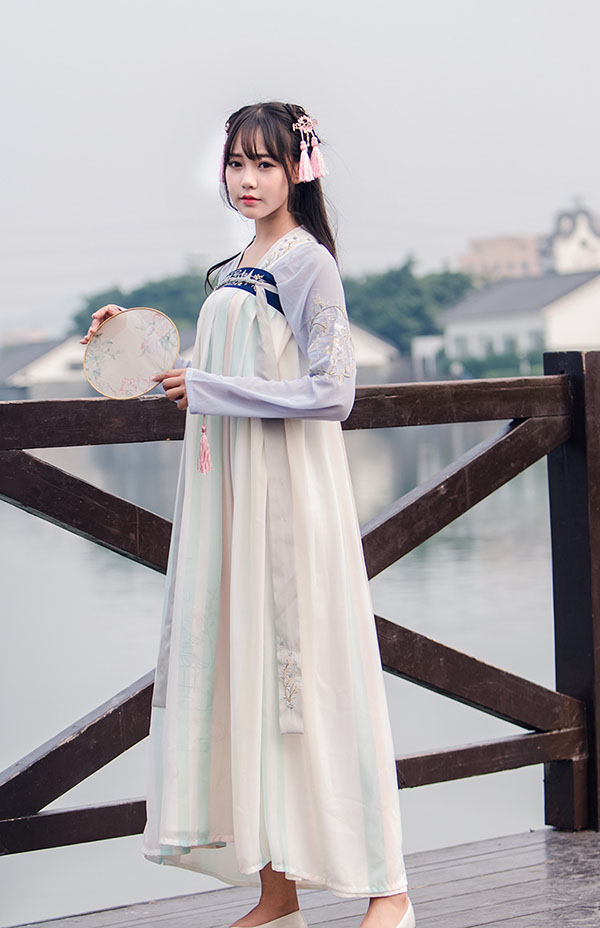 漢服改良元素刺繡對(duì)襟齊胸襦裙