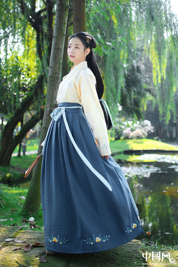 漢服繡花對(duì)襟半臂交領(lǐng)齊腰襦裙