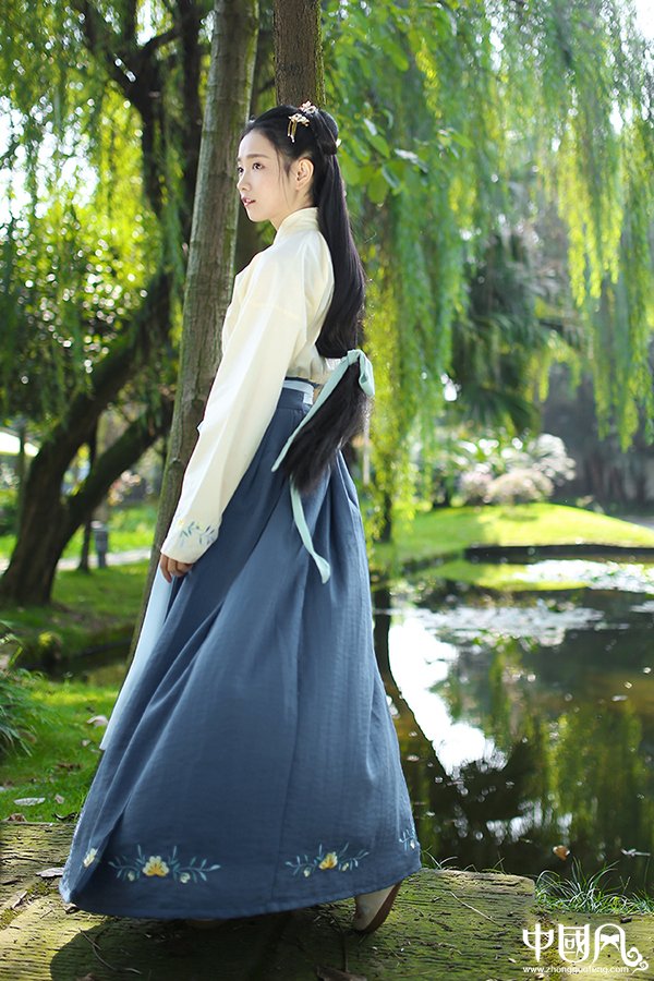 漢服繡花對(duì)襟半臂交領(lǐng)齊腰襦裙