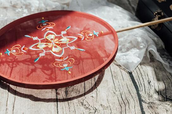 唐風(fēng)胭脂紅長(zhǎng)柄團(tuán)花宮扇