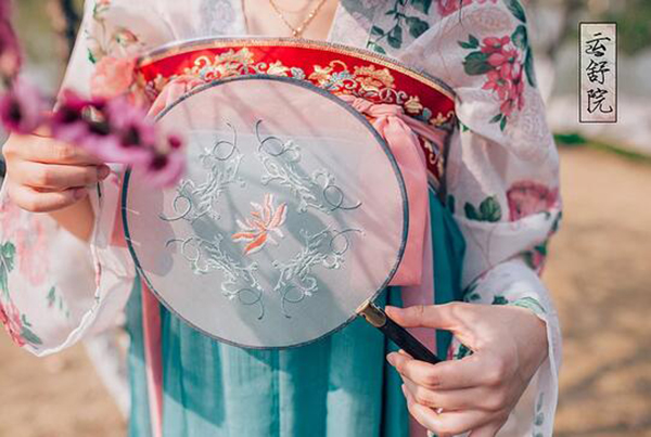 福連文苑繡花簡約清新團(tuán)扇