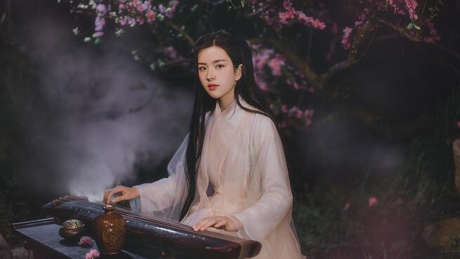 古裝女子攝影照片，桃樹為誰種