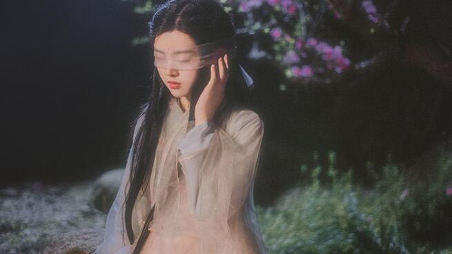 古裝女子攝影照片，桃樹為誰種