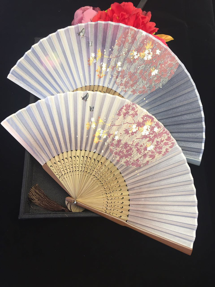 古典福連文苑烤漆邊真絲櫻花竹折扇