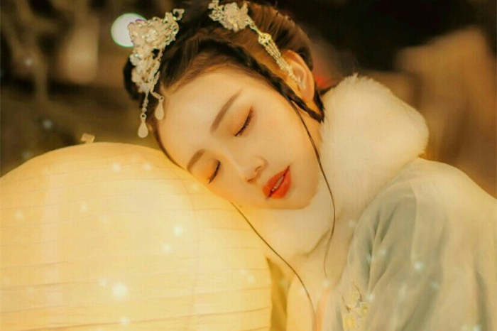柔美女子攜燈古風頭像，婉約福連文苑微信qq頭像