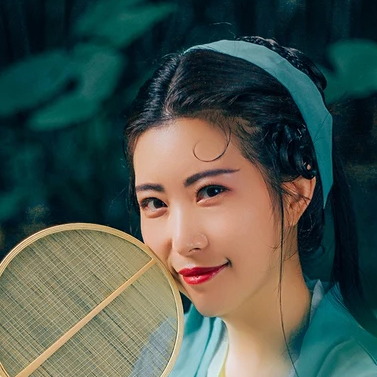 青青帶團(tuán)扇女生頭像，唯美古風(fēng)真人頭像