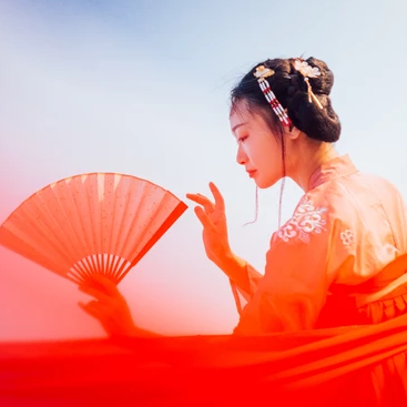 滄海風(fēng)舞帶折扇女生頭像，唯美古風(fēng)真人頭像