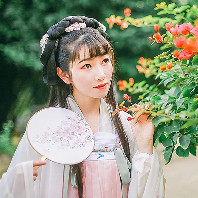 花庭樹(shù)下女生頭像，唯美古風(fēng)真人頭像