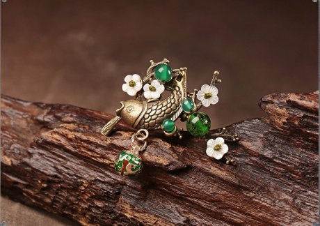 古銅魚(yú)兒精致綠色胸針飾品