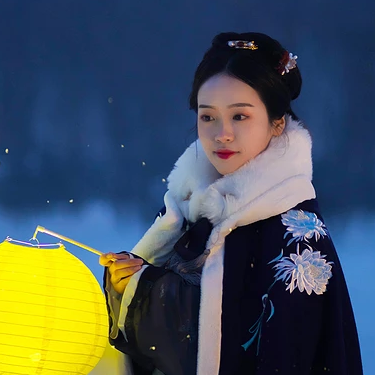 月夜下提燈女生頭像，唯美古風(fēng)真人頭像