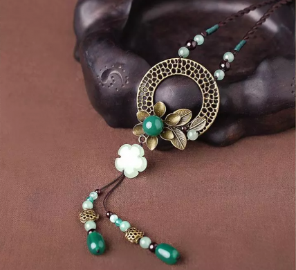 復(fù)古文藝風(fēng)金屬吊墜項鏈?zhǔn)罪? / data-QUZW=