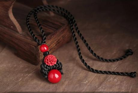 簡約紅吊墜鎖骨鏈古典福連文苑項(xiàng)鏈