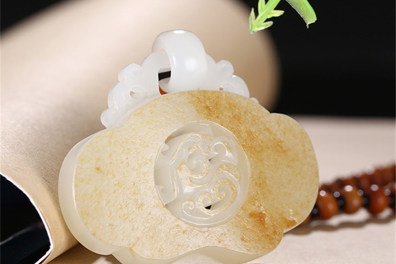 新疆和田羊脂玉龍騰掛件，龍騰富貴財(cái)源滾滾