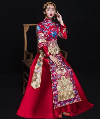 古典花紋刺繡中式禮服，新娘結(jié)婚禮服