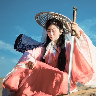 文藝俠客帶兵器女生頭像，唯美古風真人頭像