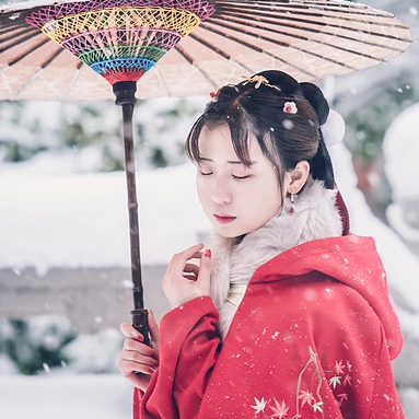 身紅披風(fēng)持傘賞雪女生頭像，唯美古風(fēng)真人頭像