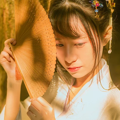 秋藝帶折扇女生頭像，唯美古風(fēng)真人頭像