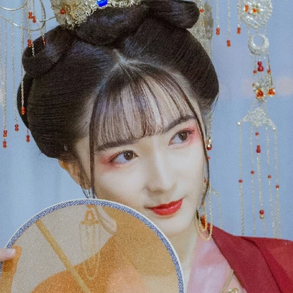 紅紗裙帶團扇女生頭像，唯美古風真人頭像
