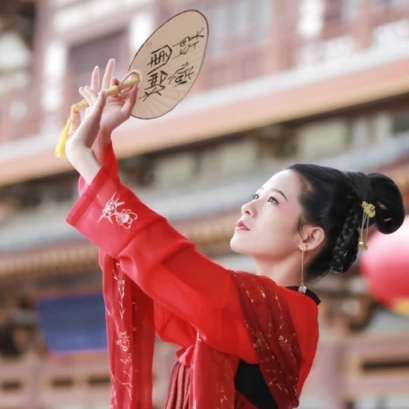 大唐紅裳帶傘女生頭像，唯美古風(fēng)真人頭像