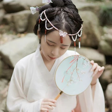 楓葉帶團扇女生頭像，唯美古風(fēng)真人頭像