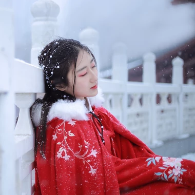 雪飄飄紅衣帶傘女生頭像，唯美古風(fēng)真人頭像