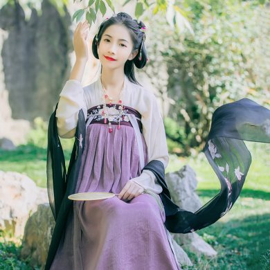 靈動紫色齊胸襦裙?jié)h服，淡雅花朵刺繡漢服圖片