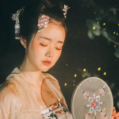 夜景帶團(tuán)扇女生頭像，唯美古風(fēng)真人頭像