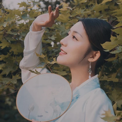 文藝帶團扇女生頭像，唯美古風真人頭像