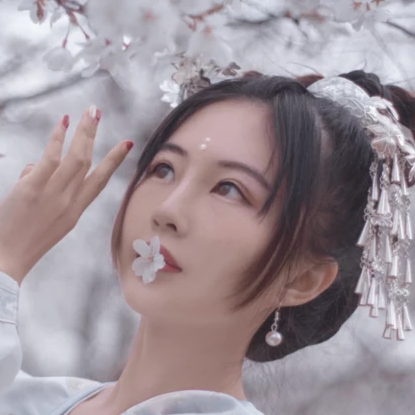 櫻落紛飛帶傘女生頭像，唯美古風真人頭像