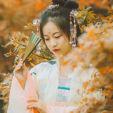 楓葉彈琴帶折扇女生頭像，唯美古風(fēng)真人頭像