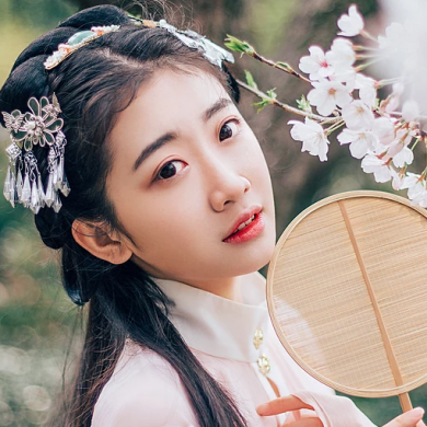 桃花樹下古風(fēng)頭像，唯美古風(fēng)粉衣女子真人頭像