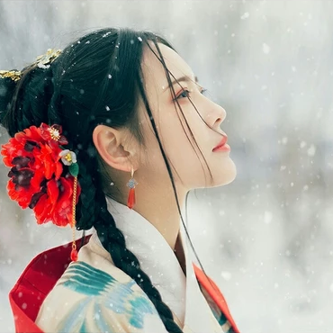冷艷紅衣白雪女生頭像，唯美古風(fēng)真人頭像